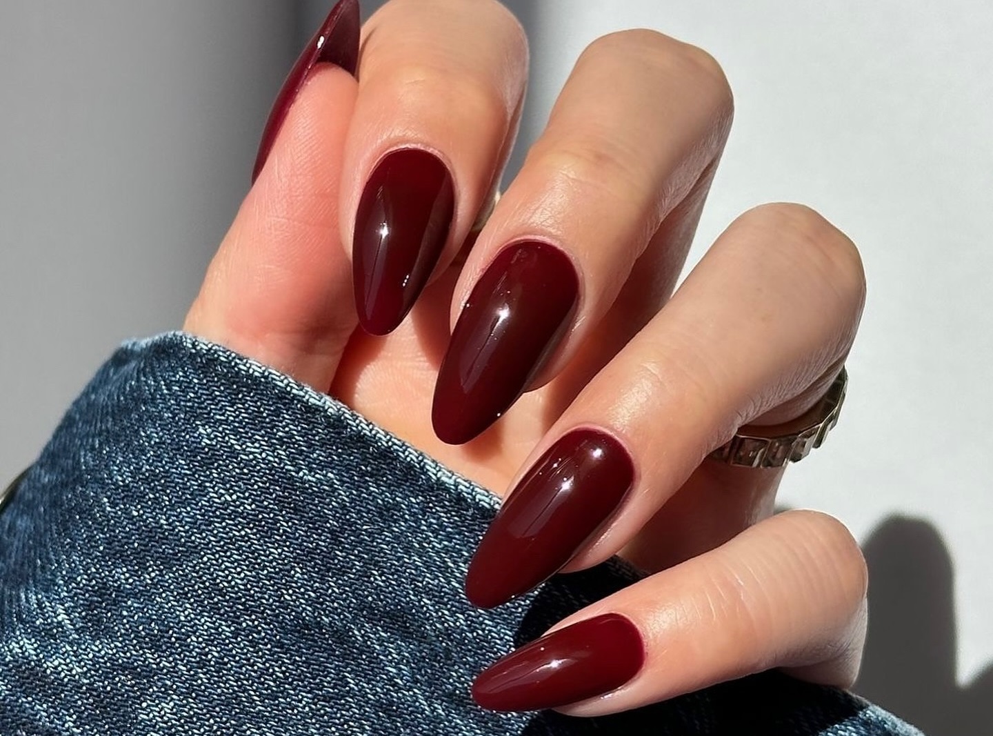 Dark cherry nails: Η απόλυτη τάση στα νύχια που συνδυάζει κομψότητα και τόλμη