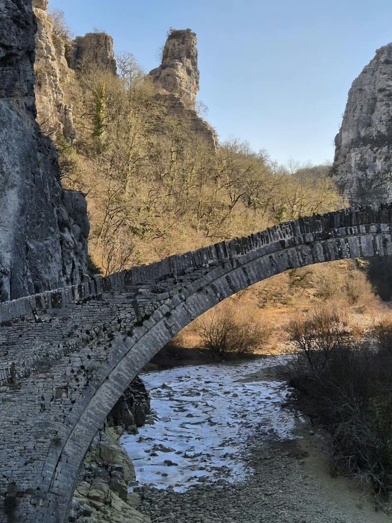 Το παγωμένο ποτάμι στο Ζαγόρι μαγεύει με την ομορφιά του