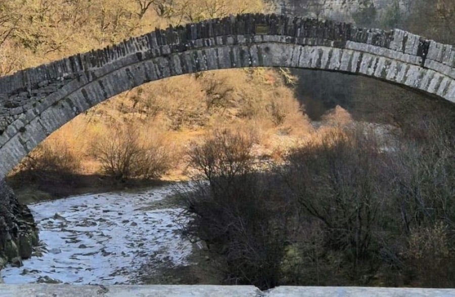 Το παγωμένο ποτάμι στο Ζαγόρι μαγεύει με την ομορφιά του