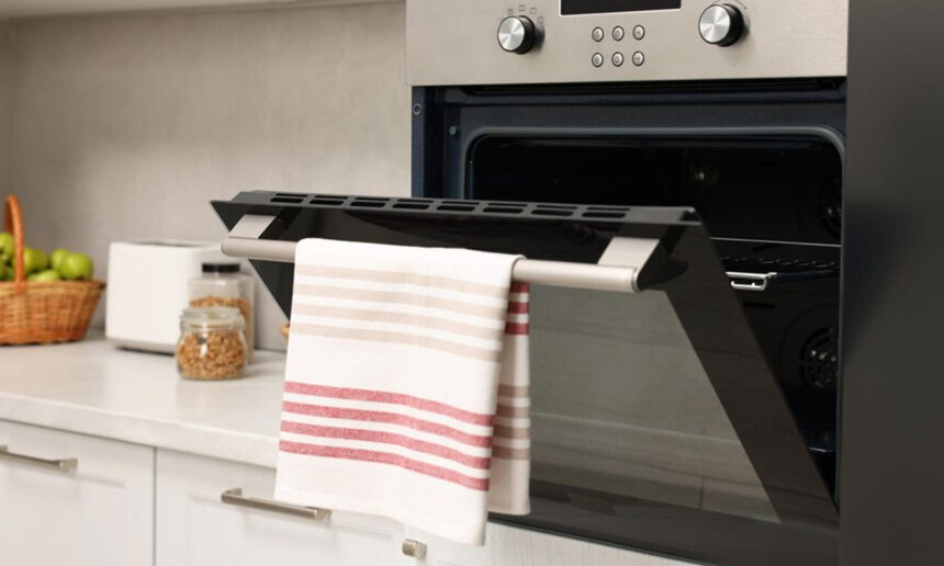 Πετσέτα κρεμασμλενη στο φούρνο, πετσέτες κουζίνας, μικρόβια σε πετσέτες κουζίνας