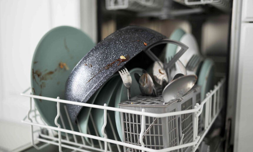 Πλυντήριο πιάτων: Ποτέ μη βάζεις αυτά τα πράγματα γιατί θα καταστραφούν