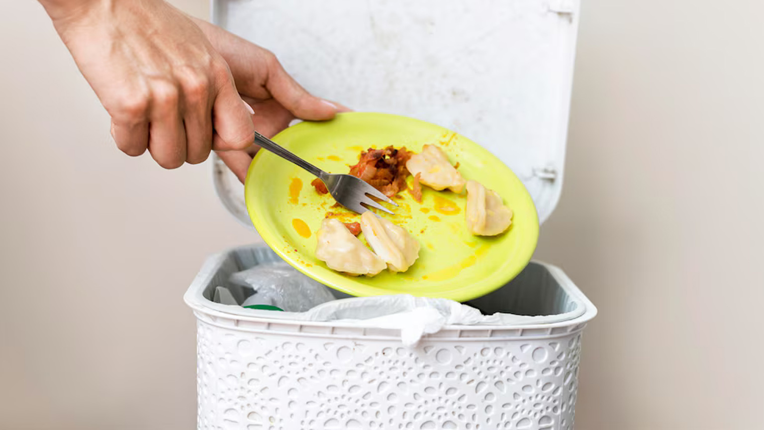 Σπατάλη φαγητού: Αυτά που δεν τρώμε είναι το πιο ακριβό "καλάθι του νοικοκυριού".