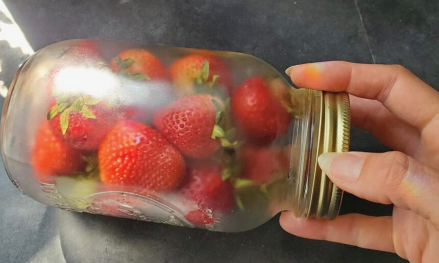 Βάλε τις φράουλες σε βάζο για να μην χαλάσουν και για να κρατήσουν ακόμα και 3 εβδομάδες