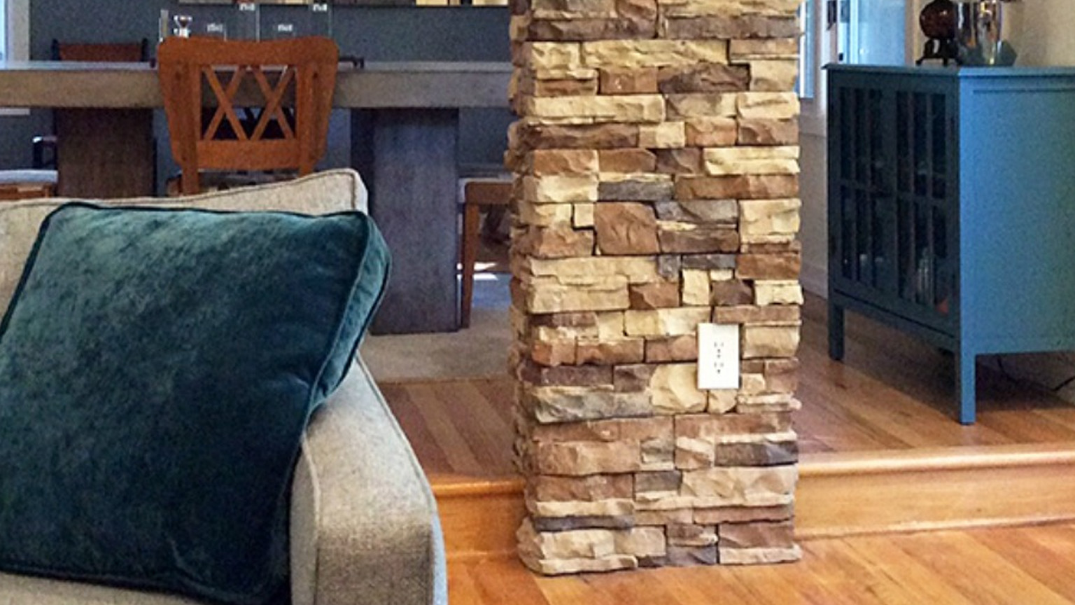 Κολώνα στο κέντρο στου σαλονιού: Πώς να τη διακοσμήσεις για να την "καλύψεις"