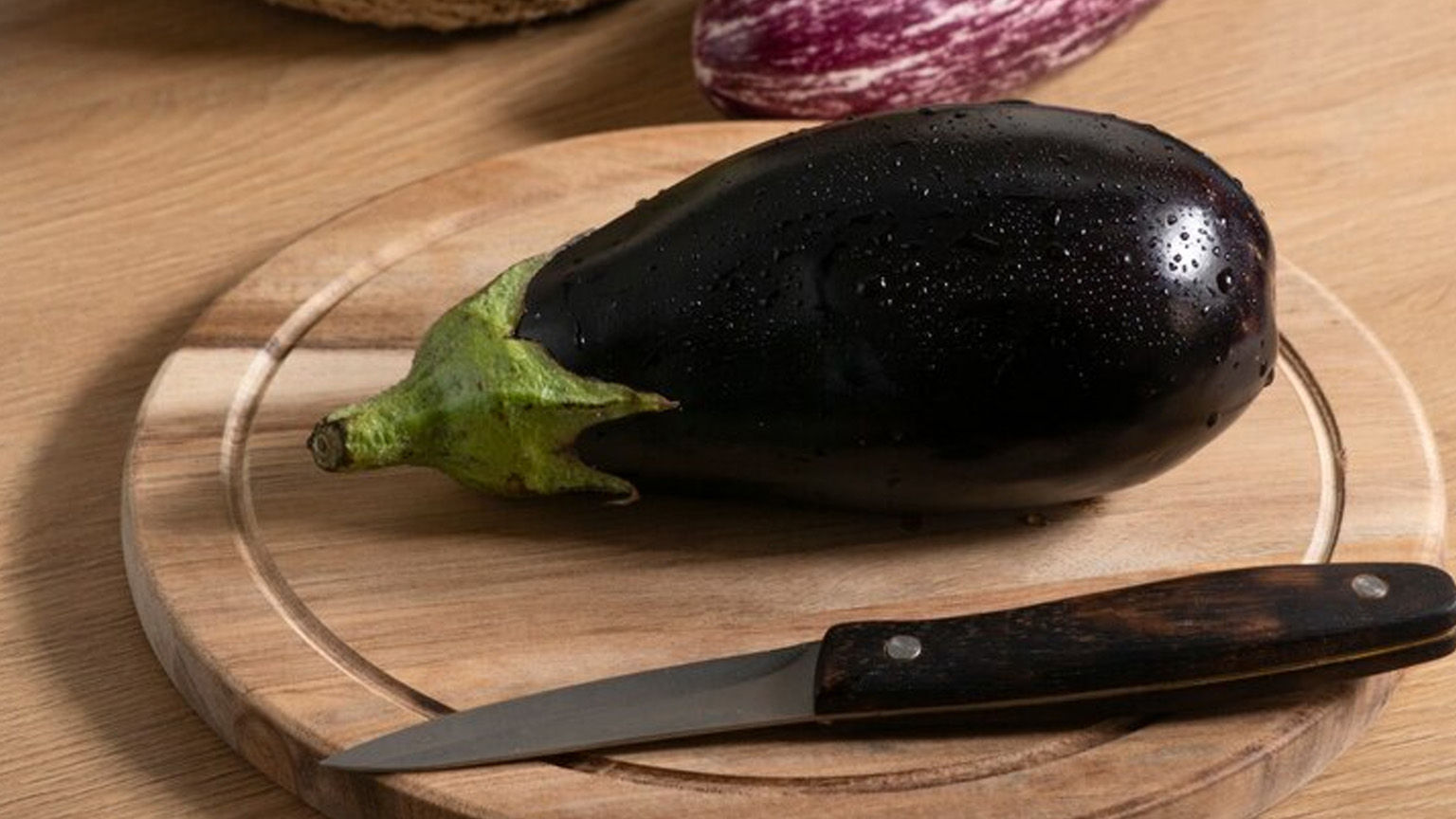 Μην πετάς ποτέ το κοτσάνι της μελιτζάνας: Είναι εντυπωσιακά τα άγνωστα οφέλη του