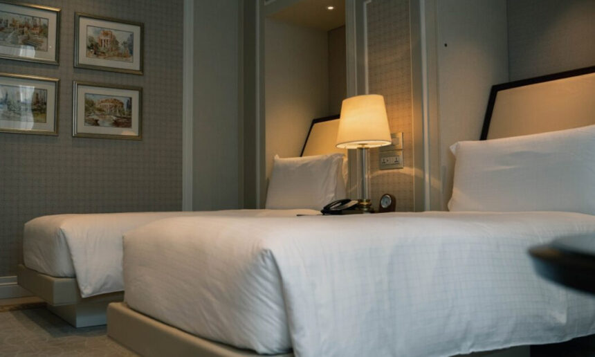 Πως μπορείς να βρεις κρυφές κάμερες σε ένα δωμάτιο ξενοδοχείου ή Airbnb- Τα σημεία που πρέπει να τσεκαρεις (ΒΙΝΤΕΟ)