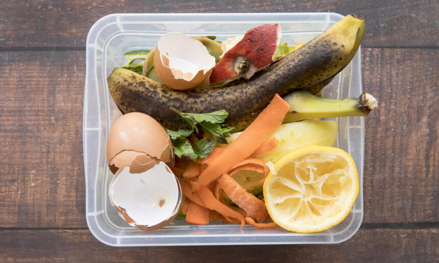 Αν μυρίζουν τα τάπερ σου τρίψτα με τοματοχυμό + 6 άλλες λύσεις