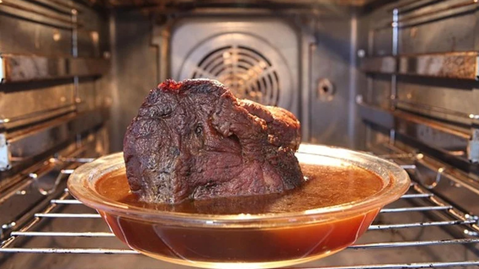 Οι λόγοι για τους οποίους δεν πρέπει να αφήνετε την πόρτα του φούρνου ανοιχτή μετά το μαγείρεμα