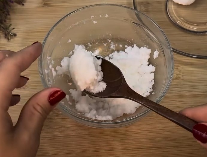 Τρίβει μια μπάρα για ένα lifehack που θα κάνει το μπάνιο σου να λάμπει και να μυρίζει υπέροχα κάθε στιγμή