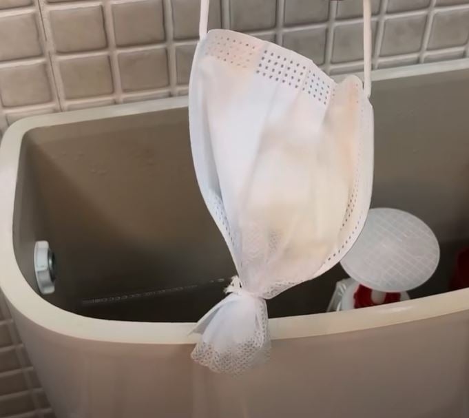 Τρίβει μια μπάρα για ένα lifehack που θα κάνει το μπάνιο σου να λάμπει και να μυρίζει υπέροχα κάθε στιγμή