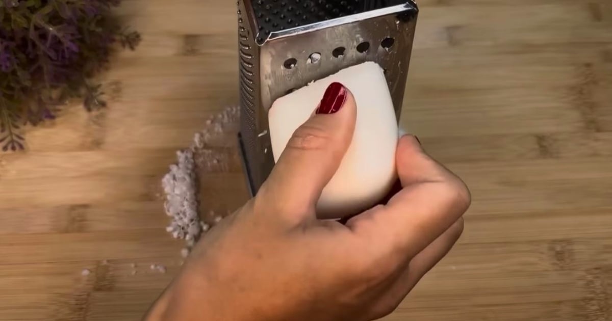 Τρίβει μια μπάρα για ένα lifehack που θα κάνει το μπάνιο σου να λάμπει και να μυρίζει υπέροχα κάθε στιγμή