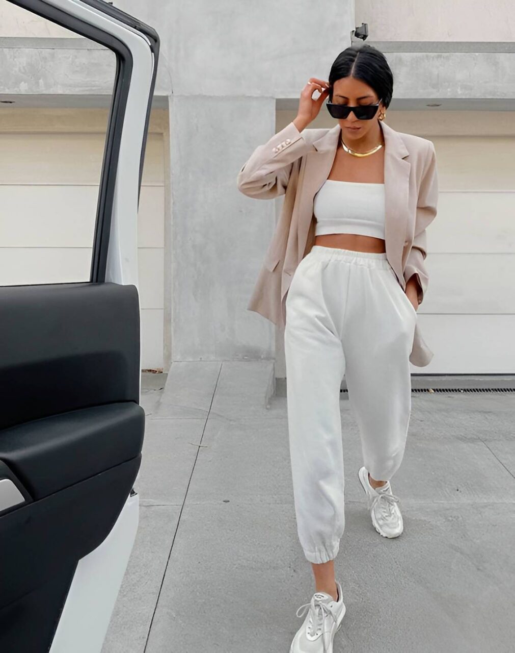 20 μοναδικά outfits με λευκό T-shirt για να μοιάζεις σαν μοντέλο κάθε μέρα