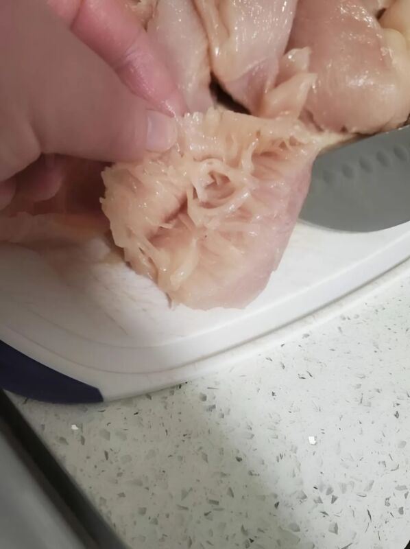 Ωμό φιλέτο κοτόπουλο με ίνες