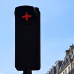 Ο Ελληνικός Σταυρός στα φανάρια: Τι σημαίνει και τι πρέπει να κάνετε αν τον συναντήσετε