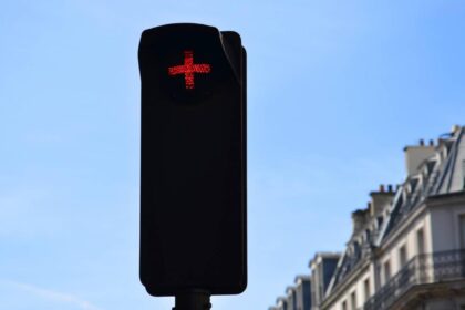 Ο Ελληνικός Σταυρός στα φανάρια: Τι σημαίνει και τι πρέπει να κάνετε αν τον συναντήσετε