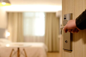 Το πρώτο πράγμα που πρέπει να κάνεις όταν μπαίνεις στο δωμάτιο του ξενοδοχείου