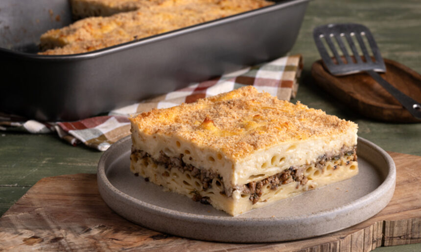 Ο Άκης Πετρετζίκες φτιάχνει Κυπριακό Παστίτσιο (Μακαρόνια Φούρνου)