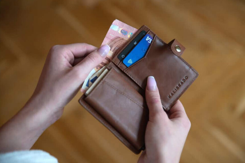 Φενγκ Σούι: Τα πιο τυχερά χρώματα για πορτοφόλι για αφθονία και τα 3 πιο γρουσούζικα