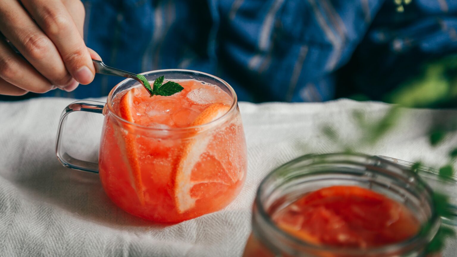 Το ρόφημα που θα φτιάξεις γρήγορα με 2 υλικά για να κάψεις τις θερμίδες μετά το φαγητό