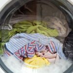 Οι ειδικοί μίλησαν: Πόσο μπορείς να αφήσεις τα ρούχα στο πλυντήριο μέχρι να τα απλώσεις