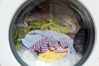 Οι ειδικοί μίλησαν: Πόσο μπορείς να αφήσεις τα ρούχα στο πλυντήριο μέχρι να τα απλώσεις