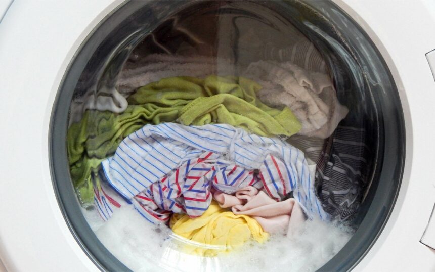 Οι ειδικοί μίλησαν: Πόσο μπορείς να αφήσεις τα ρούχα στο πλυντήριο μέχρι να τα απλώσεις