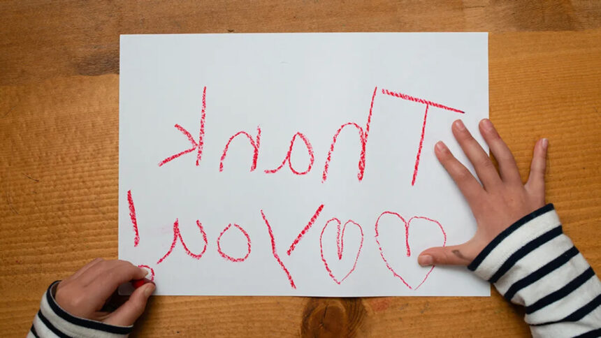 Γραφή καθρέφτης: Γιατί τόσα παιδιά γράφουν ανάποδα;