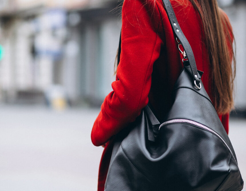 Η βαριά τσάντα σου "διαλύει" τους ώμους; Πώς να την ξεφορτώσεις