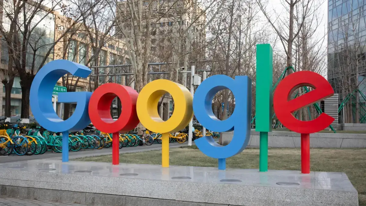 Η Google απολύει πάνω από 200 AI εκπαιδευτές: Εκπαίδευαν πρόγραμμα που θα είναι σε θέση να εκπαιδεύσει την τεχνητή νοημοσύνη χωρίς την ανθρώπινη παρέμβαση