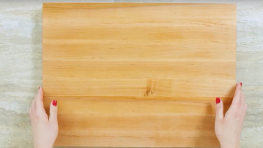 Πώς να καθαρίσετε σωστά το ξύλο κοπής για να γλυτώσετε από τα βακτήρια
