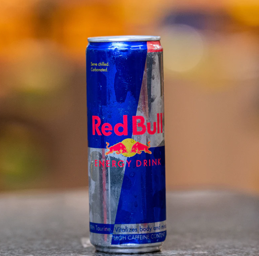 To viral Κόλπο του TikTok με το Red Bull που αφαιρεί λίπη και καθαρίζει δύσκολες επιφάνειες