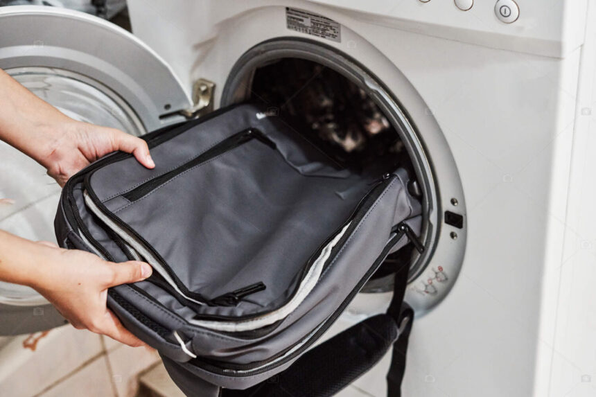 Πλύσιμο σχολικής τσάντας στο πλυντήριο και στο χέρι