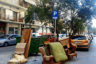 Έβγαλε στο πεζοδρόμιο ογκώδη για πέταμα και έφαγε "χοντρό" πρόστιμο