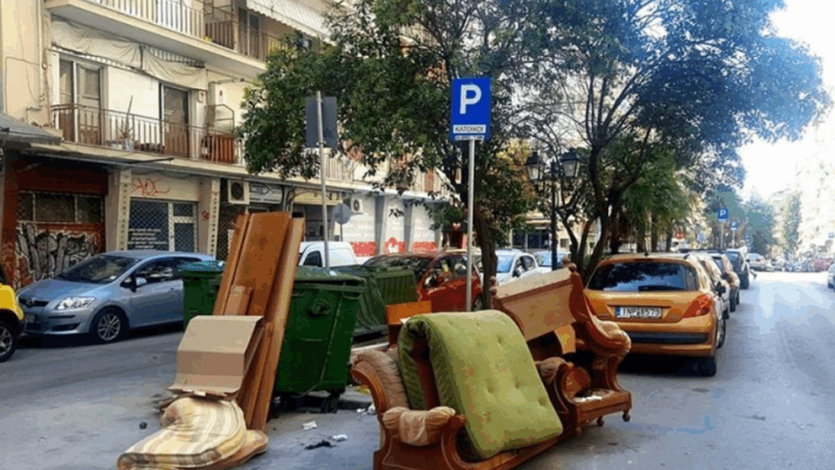 Έβγαλε στο πεζοδρόμιο ογκώδη για πέταμα και έφαγε "χοντρό" πρόστιμο
