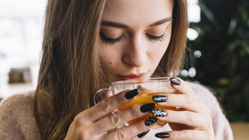 6 είδη ροφημάτων που μπορούν να καταπραΰνουν τον πονοκέφαλο σύμφωνα με ειδικούς υγείας και μελέτες