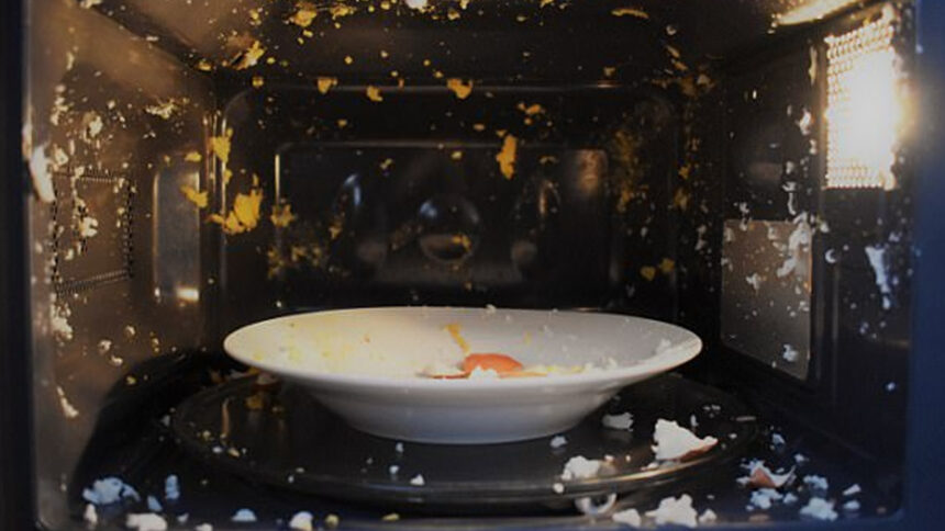 Ποιες τροφές μπορεί να "εκραγούν" στον φούρνο μικροκυμάτων και ποιες να γίνουν καρκινογόνες και επικίνδυνες