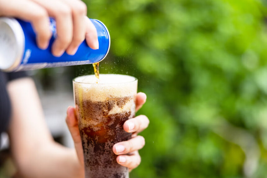 Τα αναψυκτικά και τα ζαχαρούχα ποτά μπορούν να σε κάνουν φαλακρό