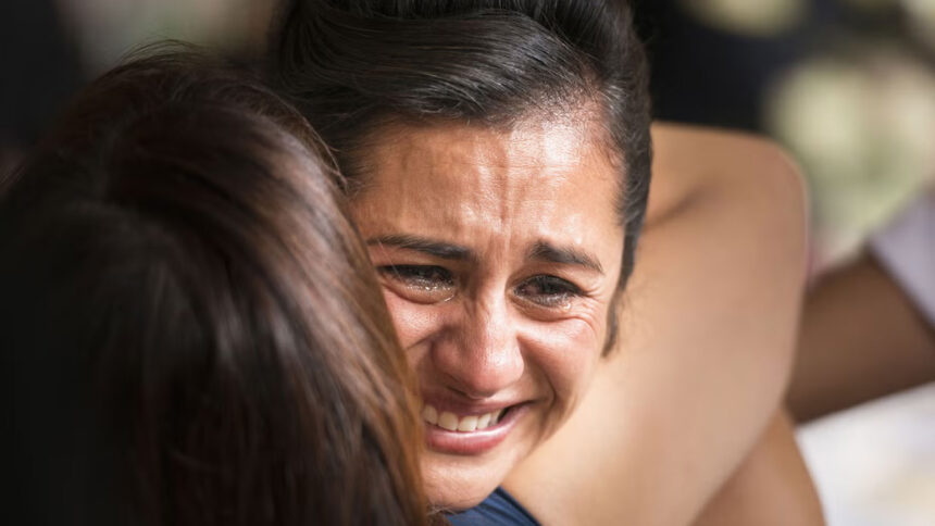 Γιατί κλαίμε από χαρά: Τι κάνει ο εγκεφάλος μας μέσω των δακρύων;