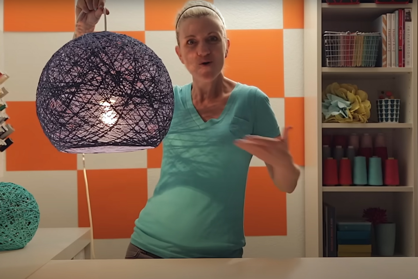 DIY φωτιστικό από σπάγκο - Μια low budget κατασκευή που θα αλλάξει το σπίτι σου