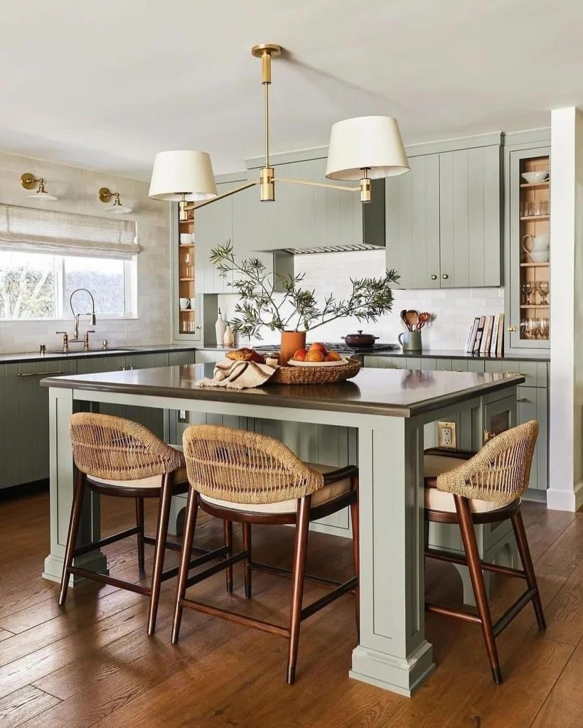 Μοντέρνα κουζίνα με μίνιμαλ διακοσμητικά φθινοπωρινά στοιχεία