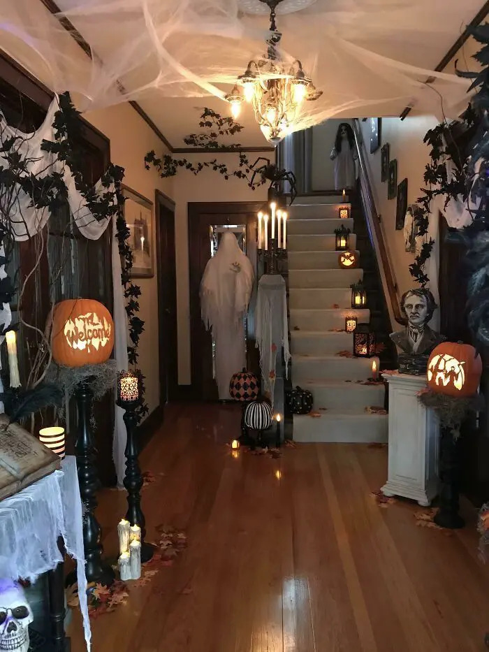 Διακόσμηση Halloween Με διάφορα αντικείμενα και φιγούρες
