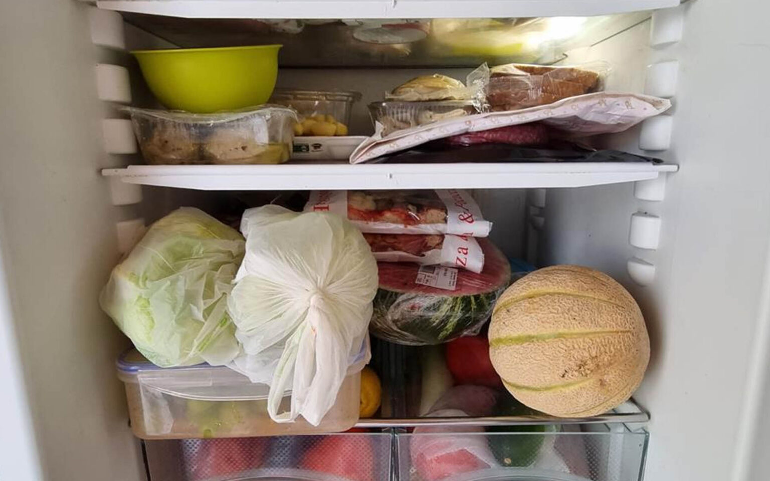 εικόνα που δείχνει ράφια ψυγείου με πολλά πράγματα στοιβαγμένα το ένα πάνω στο άλλο