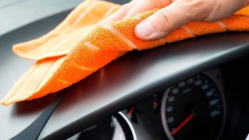 λάδι στο ταμπλό του αυτοκινήτου