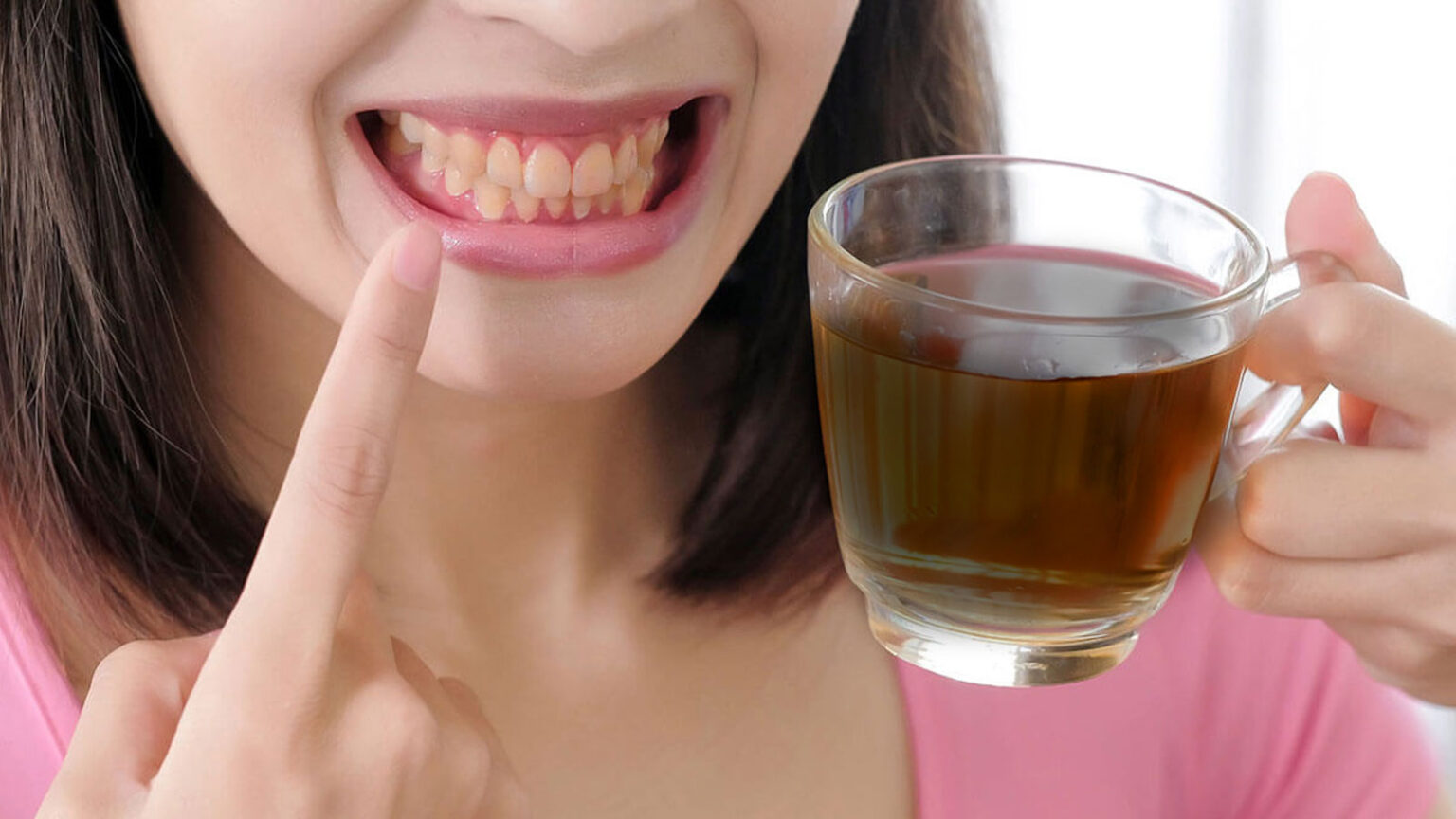 Σπιτικές θεραπείες για να διώξεις τους λεκέδες του καφέ από τα δόντια