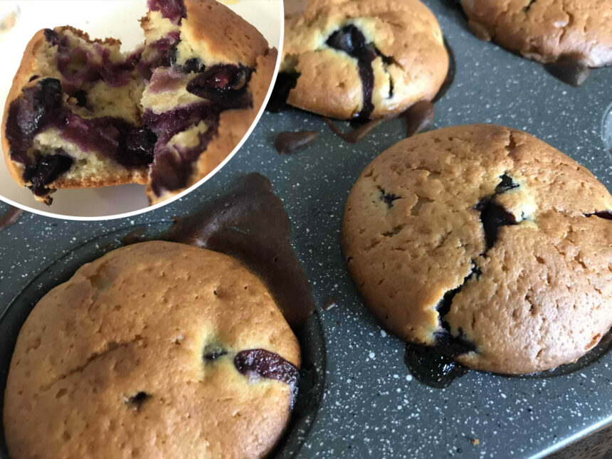 μαφινς με μύρτιλα μέσα σε φόρμα