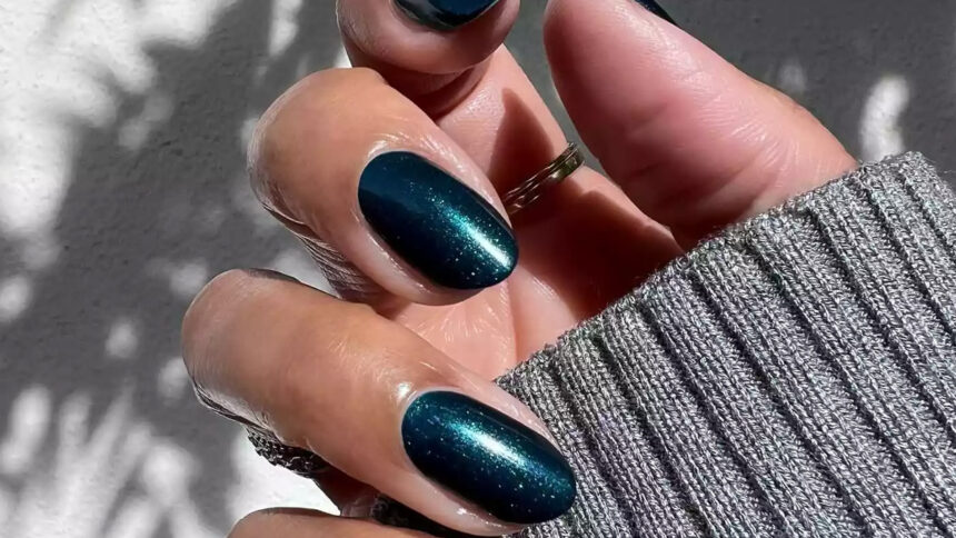 Νύχια Χειμώνας 2025 - 2026: Οι μεγαλύτερες mani τάσεις με αποχρώσεις από κοσμήματα και ψυχρά ουδέτερα χρώματα