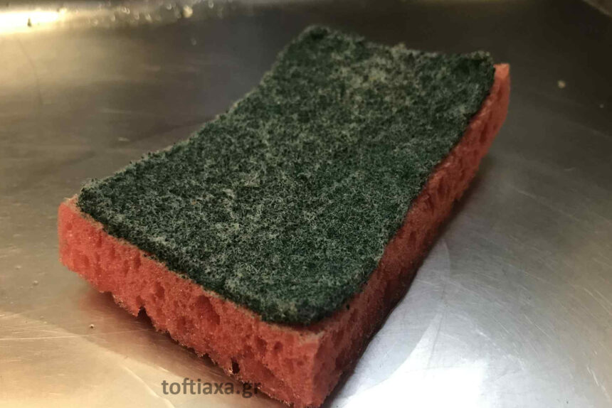 σφυγγάρι πιάτων μέσα σε νεροχύτη