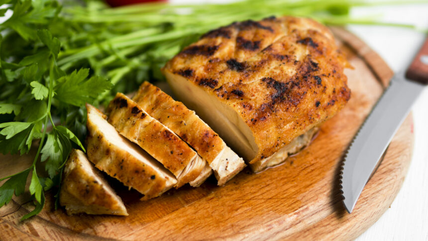 Το επιστημονικό μυστικό των σεφ για να ψήσετε άριστα το στήθος κοτόπουλου χωρίς να στεγνώσει