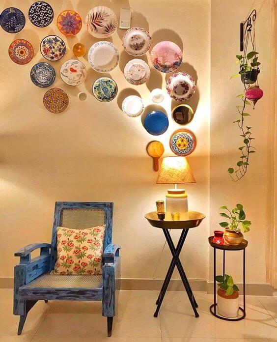 Χωρίς πολλά Χρήματα: 27 Εύκολα και Οικονομικά DIY Διακοσμητικά Σπιτιού 14 Τοίχος γκαλερί με πιάτα