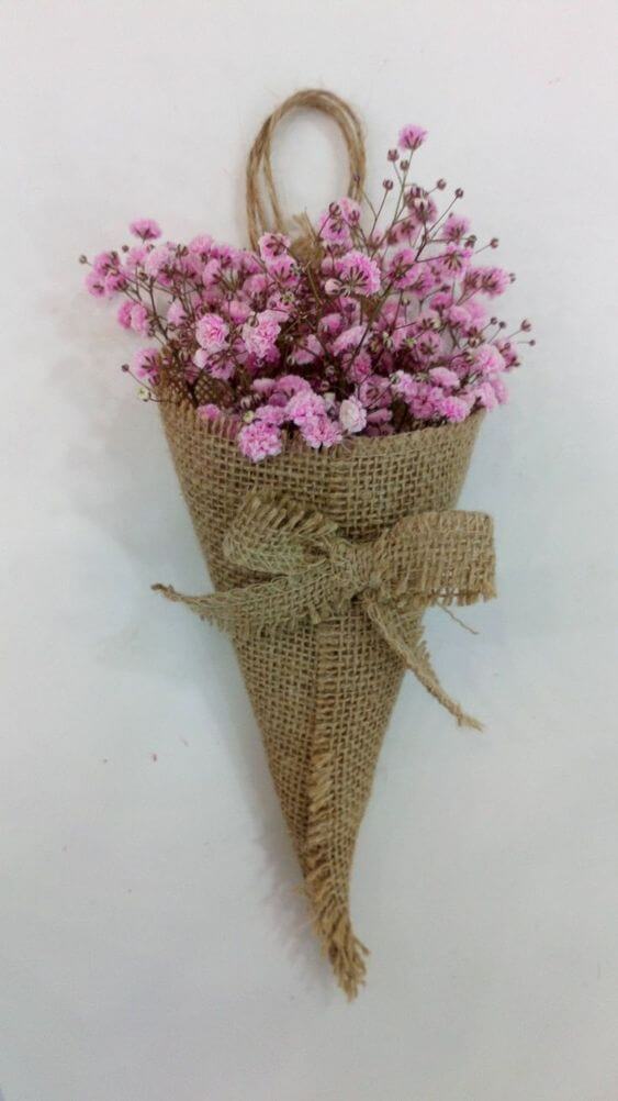 Χωρίς πολλά Χρήματα: 27 Εύκολα και Οικονομικά DIY Διακοσμητικά Σπιτιού 6 Ανθοδοχείο λουλουδιών με λινάτσα